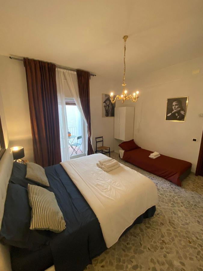 Apartment Casa Vacanze Cado Dalle Nubi 2 Ampie Stanze In 4-6 Posti Letto 1 Bagno Privato E Balconi Ideale Per Famiglie E Gruppo Di Amici *